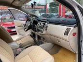 Cần bán Toyota Innova năm sản xuất 2015, màu bạc số sàn