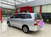 Cần bán Toyota Innova năm sản xuất 2015, màu bạc số sàn