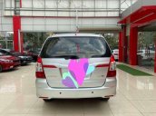 Cần bán Toyota Innova năm sản xuất 2015, màu bạc số sàn