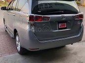 Cần bán Toyota Innova 2.0V 2017, màu bạc, 825 triệu