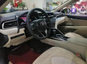 Camry 2.5 Q giá siêu khuyến mãi, không bia kèm lạc