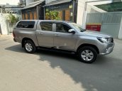 Cần bán gấp Toyota Hilux sản xuất 2018, màu bạc, nhập khẩu xe gia đình