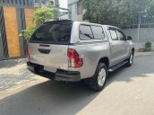 Cần bán gấp Toyota Hilux sản xuất 2018, màu bạc, nhập khẩu xe gia đình