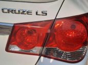 Cần bán xe Chevrolet Cruze sản xuất năm 2011, màu trắng xe gia đình