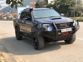 Cần bán lại xe Toyota Hilux MT đời 2012, màu đen xe gia đình