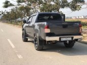 Cần bán lại xe Toyota Hilux MT đời 2012, màu đen xe gia đình