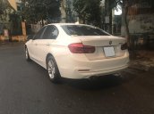 Xe chính chủ bán BMW 320i LCI sản xuất 2016 màu trắng nội thất kem, bản full options, giá tốt