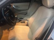 Xe chính chủ bán BMW 320i LCI sản xuất 2016 màu trắng nội thất kem, bản full options, giá tốt