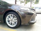 Bán xe Toyota Camry 2.5Q 2020 màu ghi, mua góp chỉ với 400 triệu