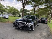 Bán xe giá siêu rẻ với chiếc Mercedes-Benz E200, đời 2018, màu đen, giao xe nhanh