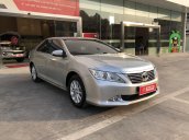 Cần bán Toyota Camry 2.0E AT 2013, màu bạc, 42.000km TPHCM giá tốt