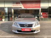 Cần bán Toyota Camry 2.0E AT 2013, màu bạc, 42.000km TPHCM giá tốt