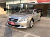 Cần bán Toyota Camry 2.0E AT 2013, màu bạc, 42.000km TPHCM giá tốt