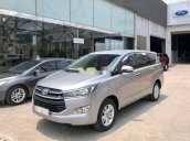 Cần bán xe Toyota Innova 2.0E đời 2017, màu bạc 