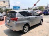 Cần bán xe Toyota Innova 2.0E đời 2017, màu bạc 