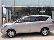 Cần bán xe Toyota Innova 2.0E đời 2017, màu bạc 