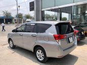 Cần bán xe Toyota Innova 2.0E đời 2017, màu bạc 
