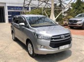 Cần bán xe Toyota Innova 2.0E đời 2017, màu bạc 