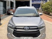 Cần bán xe Toyota Innova 2.0E đời 2017, màu bạc 