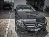 Thanh lý gấp chiếc Mercedes C200 đời 2018, màu đen, giá tốt