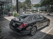 Thanh lý gấp chiếc Mercedes C200 đời 2018, màu đen, giá tốt
