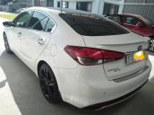 Cần bán xe Kia Cerato 1.6 AT đời 2017, màu trắng xe gia đình