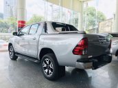 Cần bán xe Toyota Hilux sản xuất năm 2019, màu bạc, nhập khẩu, giá 878tr