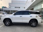 Cần bán Toyota Fortuner 2.7V AT xăng 4x2 2017, trắng 50.000km, xe gia đình giá ưu đãi