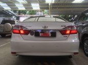 Cần bán Toyota Camry 2.0E sản xuất 2016, màu trắng, giá chỉ 820 triệu