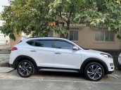 Bán xe giá thấp chiếc Hyundai Tucson 1.6Turbo, sản xuất 2020, màu trắng, giao nhanh