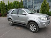 Chính chủ cần bán nhanh chiếc Toyota Fortuner đời 2010, màu bạc, giá thấp