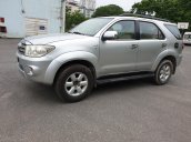 Chính chủ cần bán nhanh chiếc Toyota Fortuner đời 2010, màu bạc, giá thấp