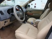 Chính chủ cần bán nhanh chiếc Toyota Fortuner đời 2010, màu bạc, giá thấp