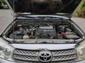 Chính chủ cần bán nhanh chiếc Toyota Fortuner đời 2010, màu bạc, giá thấp