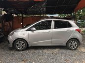 Cần bán xe Hyundai Grand i10 2015, màu bạc xe gia đình