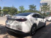 Cần bán xe Mazda 6 2.0 Premium năm sản xuất 2017, màu trắng