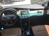 Xe chính chủ bán Toyota Innova E màu bạc, nội thất nâu, xe sản xuất 2017, đăng ký cuối 2017, tên công ty xuất hóa đơn