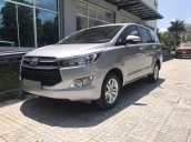 Xe chính chủ bán Toyota Innova E màu bạc, nội thất nâu, xe sản xuất 2017, đăng ký cuối 2017, tên công ty xuất hóa đơn