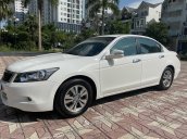 Cần bán gấp Honda Accord 2.0AT đời 2011, màu trắng, nhập khẩu, chính chủ sử dụng