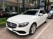 Cần bán gấp Mercedes E250 sản xuất 2017, màu trắng còn mới