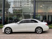 Cần bán gấp Mercedes E250 sản xuất 2017, màu trắng còn mới