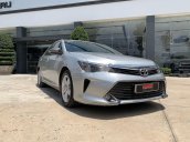 Cần bán gấp Toyota Camry 2.5Q sản xuất năm 2016, màu bạc, 900tr