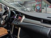 Bán Toyota Innova 2.0E đời 2017, màu bạc, chính chủ  