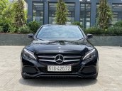 Cần bán nhanh chiếc Mercedes-Benz C200, màu đen, xe còn mới, giá thấp, xe gia đình