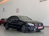 Cần bán gấp Mercedes C300 đời 2018, màu đen