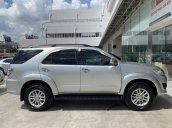 Cần bán Toyota Fortuner 2.7V 4x2AT 2013, màu bạc, đi 156.000 km, giá tốt