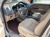 Cần bán Toyota Fortuner 2.7V 4x2AT 2013, màu bạc, đi 156.000 km, giá tốt