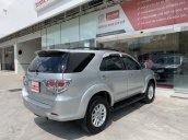 Cần bán Toyota Fortuner 2.7V 4x2AT 2013, màu bạc, đi 156.000 km, giá tốt