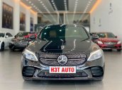Cần bán gấp Mercedes C300 đời 2018, màu đen