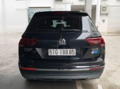 Cần bán lại xe Volkswagen Tiguan đời 2017, màu đen, nhập khẩu nguyên chiếc 